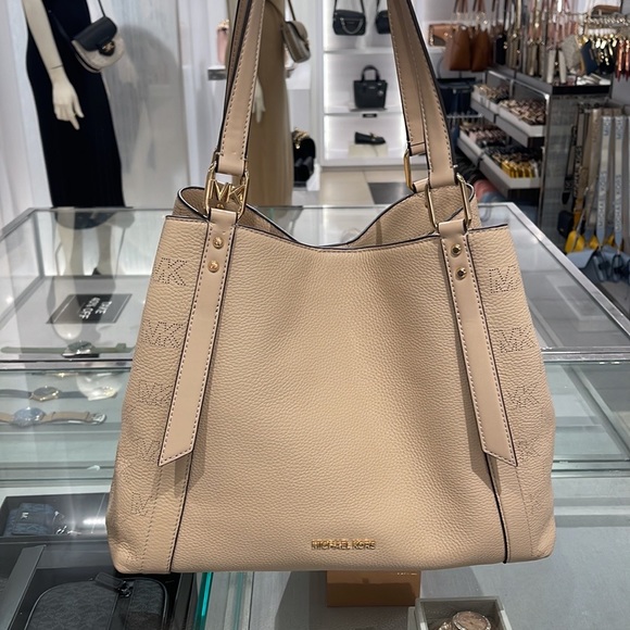 MICHAEL KORS ARLO LARGE GRAB BAG SHOULDER TOTE MK LEATHER GOLD~2 BAGS IN 1
Buff - Picture 2 of 16